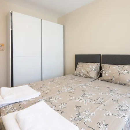 Didi's Designer Sofia